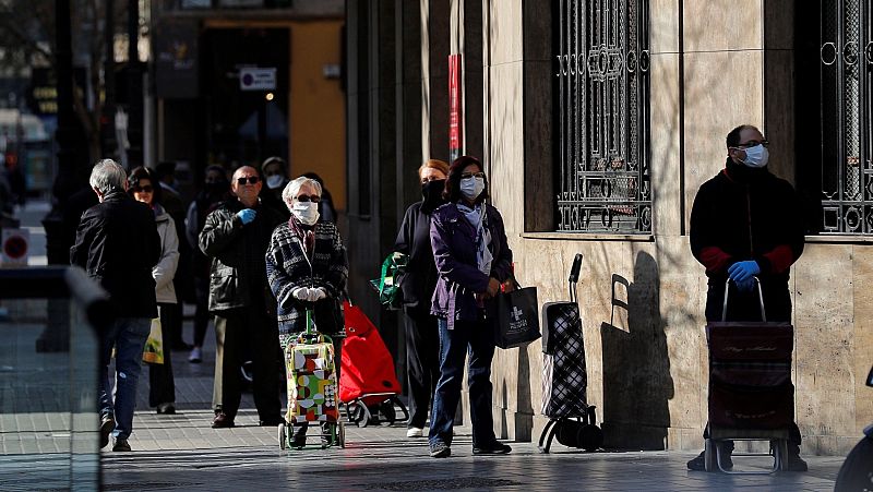 Largas colas en algunos supermercados por los festivos de Semana Santa