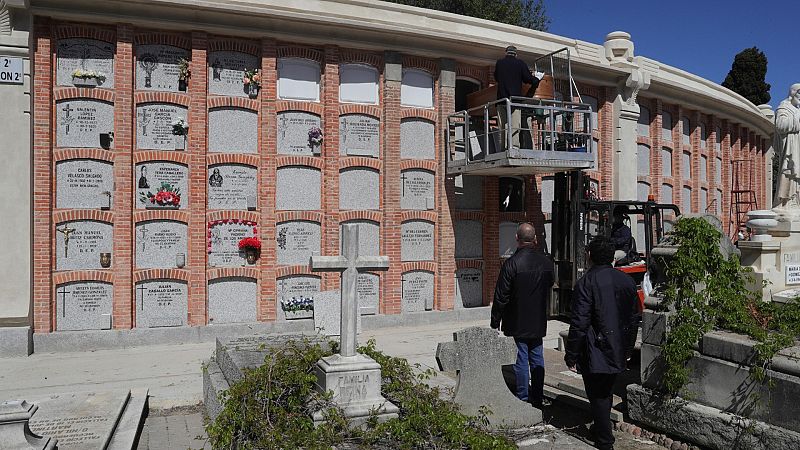 Los enterradores, trabajadores esenciales estos días, doblando sus jornadas