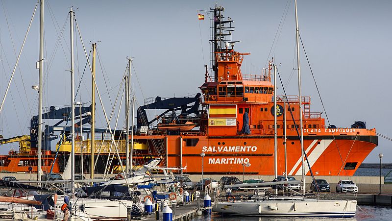 Los tripulantes de un buque de Salvamento Marítimo, confinados a bordo por el coronavirus