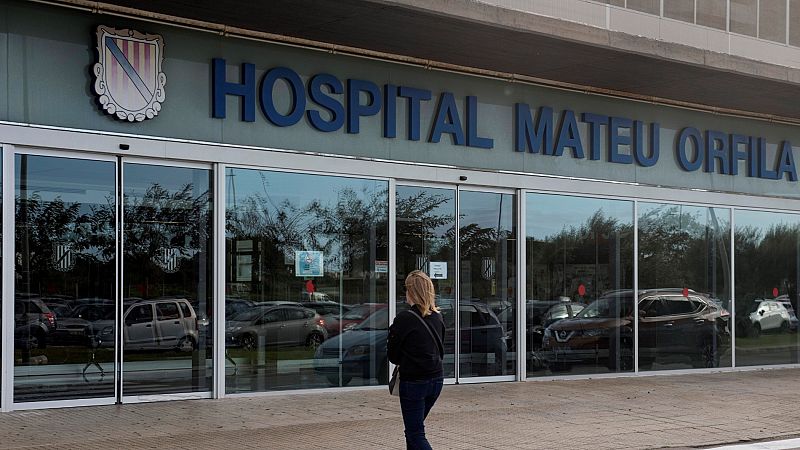 El Hospital Mateu Orfila de Menorca cierra la UCI 2 y el personal sanitario lo celebra bailando