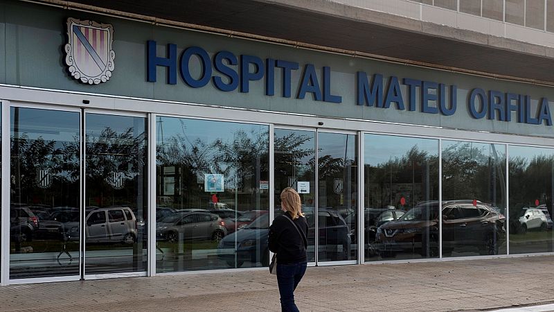 El Hospital Mateu Orfila de Menorca cierra la UCI 2 y el personal sanitario lo celebra bailando