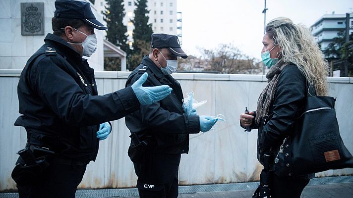 Sanidad insiste en que las mascarillas "no es la medida más importante" para evitar el coronavirus