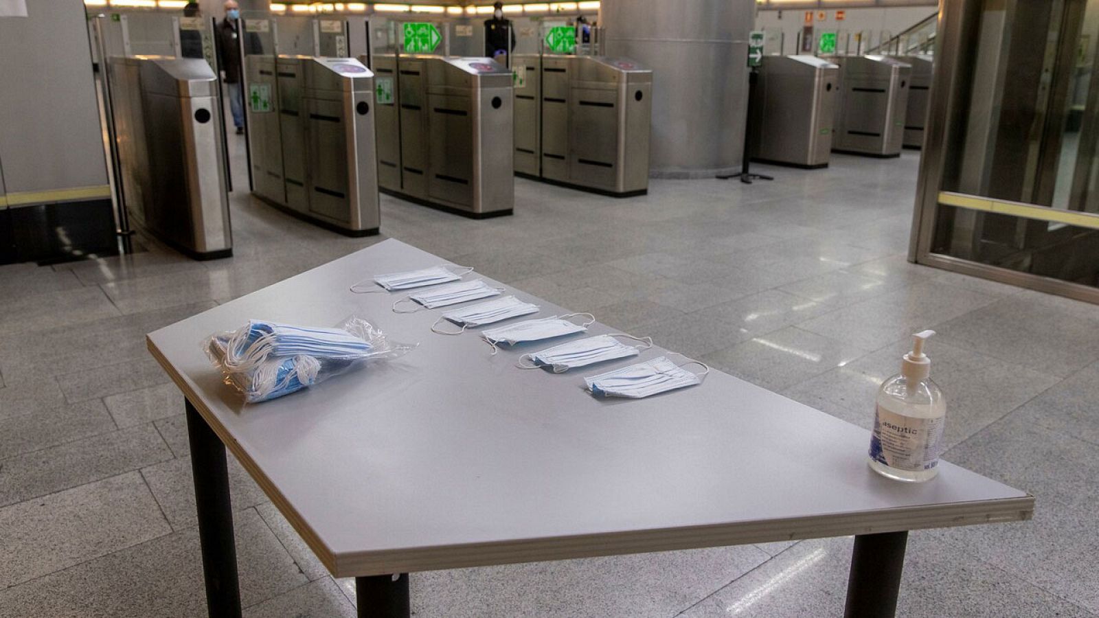 Empieza el reparto de mascarillas en el transporte, salvo en ocho comunidades por festivo | Ver