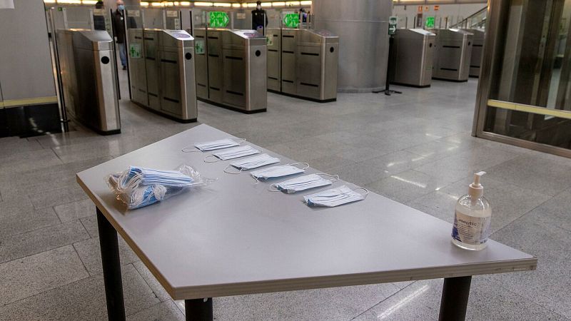 Empieza el reparto de mascarillas en el transporte, salvo en ocho comunidades por festivo | Ver