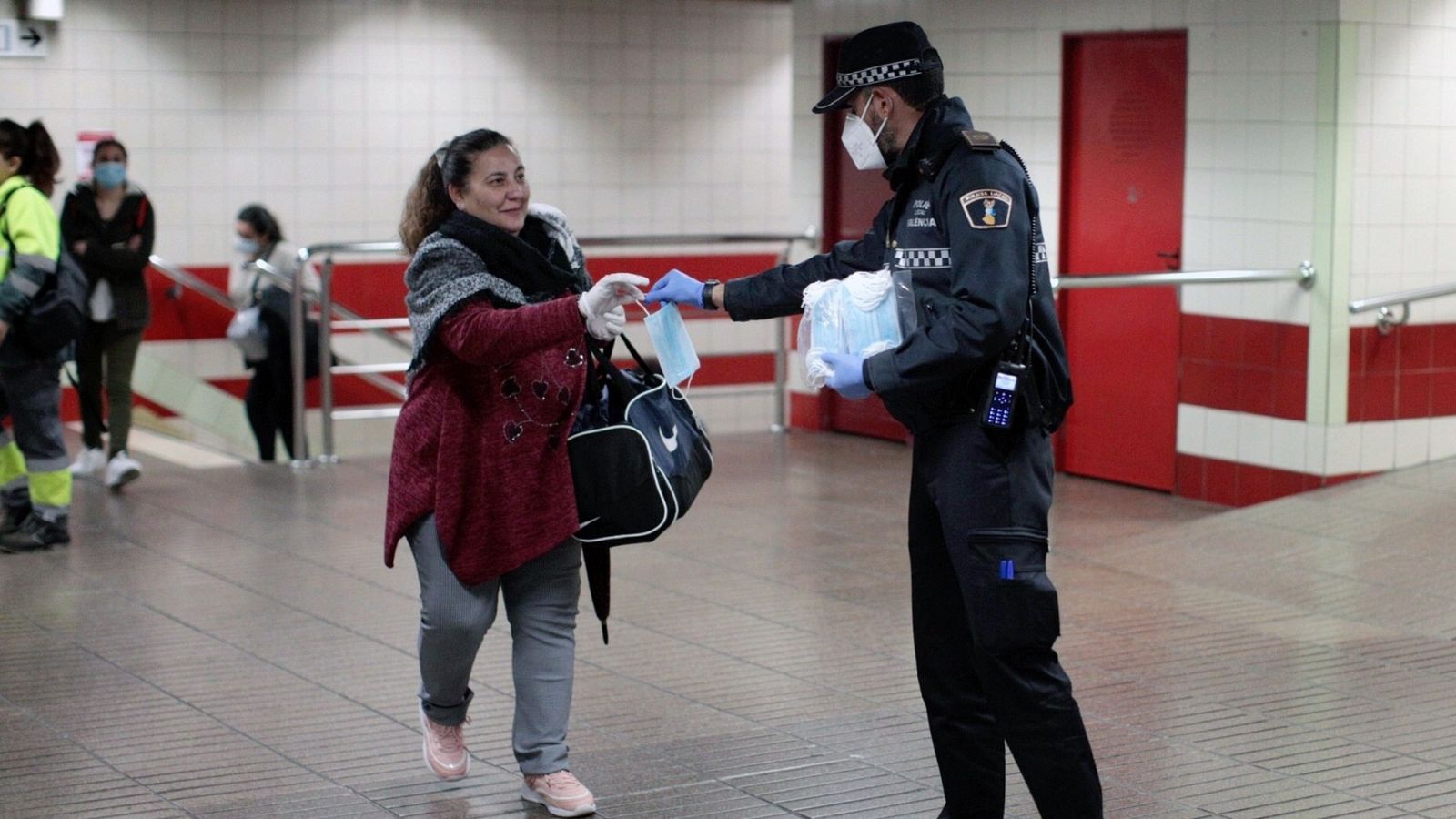 Coronavirus | Continúa el reparto de mascarillas en el transporte público