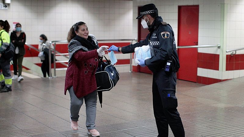 Continúa el reparto de mascarillas en el transporte público