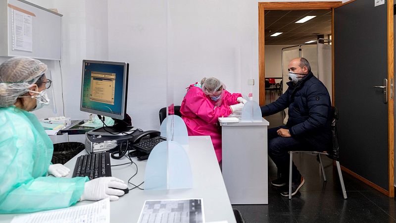 Fernando Simón, director del Centro de Coordinación de Alertas y Emergencias Sanitarias, que regresaba a la rueda de prensa diaria de Moncloa después de superar la enfermedad COVID-19, ha justificado el control de los laboratorios privados de pruebas