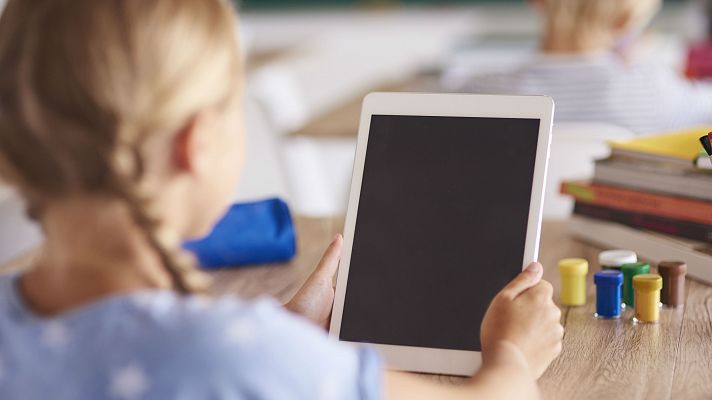 Telediario 1 - Oftalmólogos recomiendan disminuir el uso de pantallas