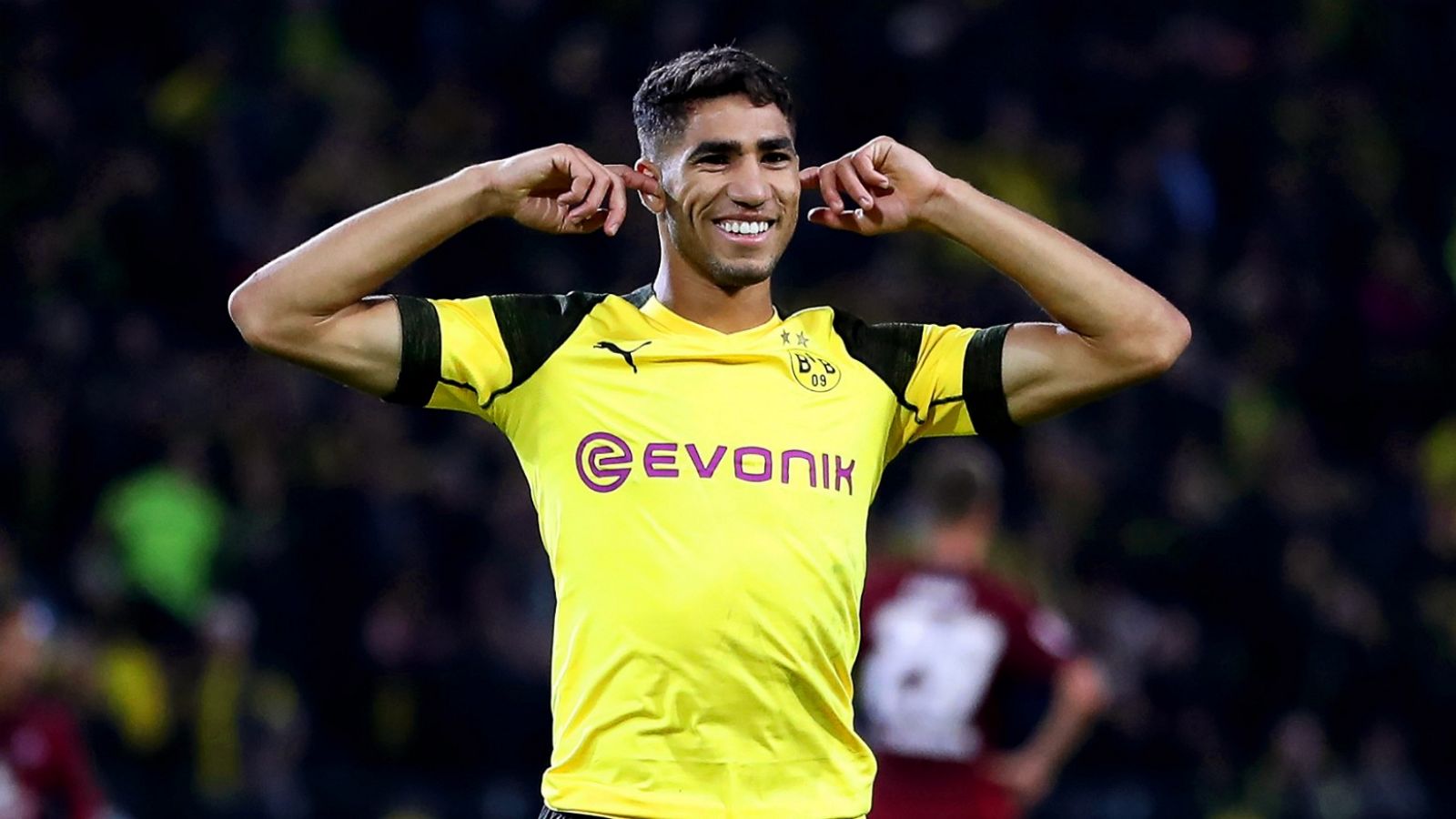 Achraf Hakimi, jugador del Borussia Dortmund, ha concedido una entrevista a TVE en la que explica cómo está siendo la vuelta a los entrenamientos en Alemania, en los que dice que le sirven para despejarse mentalemte. Hakimi también ha contado cómo ha llevado el confinamiento y ha hablado sobre su futuro en el que asegura que "está todo parado pero ya he demostrado el nivel que soy capaz de dar".