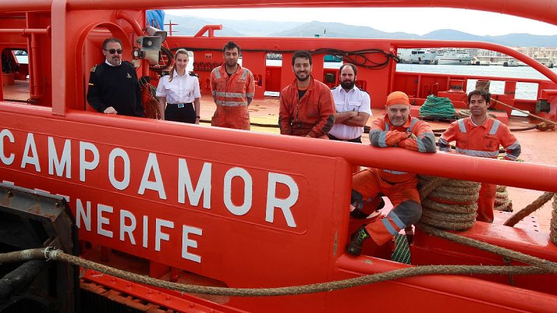 Los quince tripulantes del buque Clara Campoamor de Salvamento Marítimo, confinados a bordo