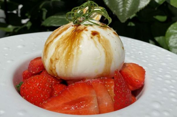 Receta de burrata con fresas y vinagre, de Fabio Morisi