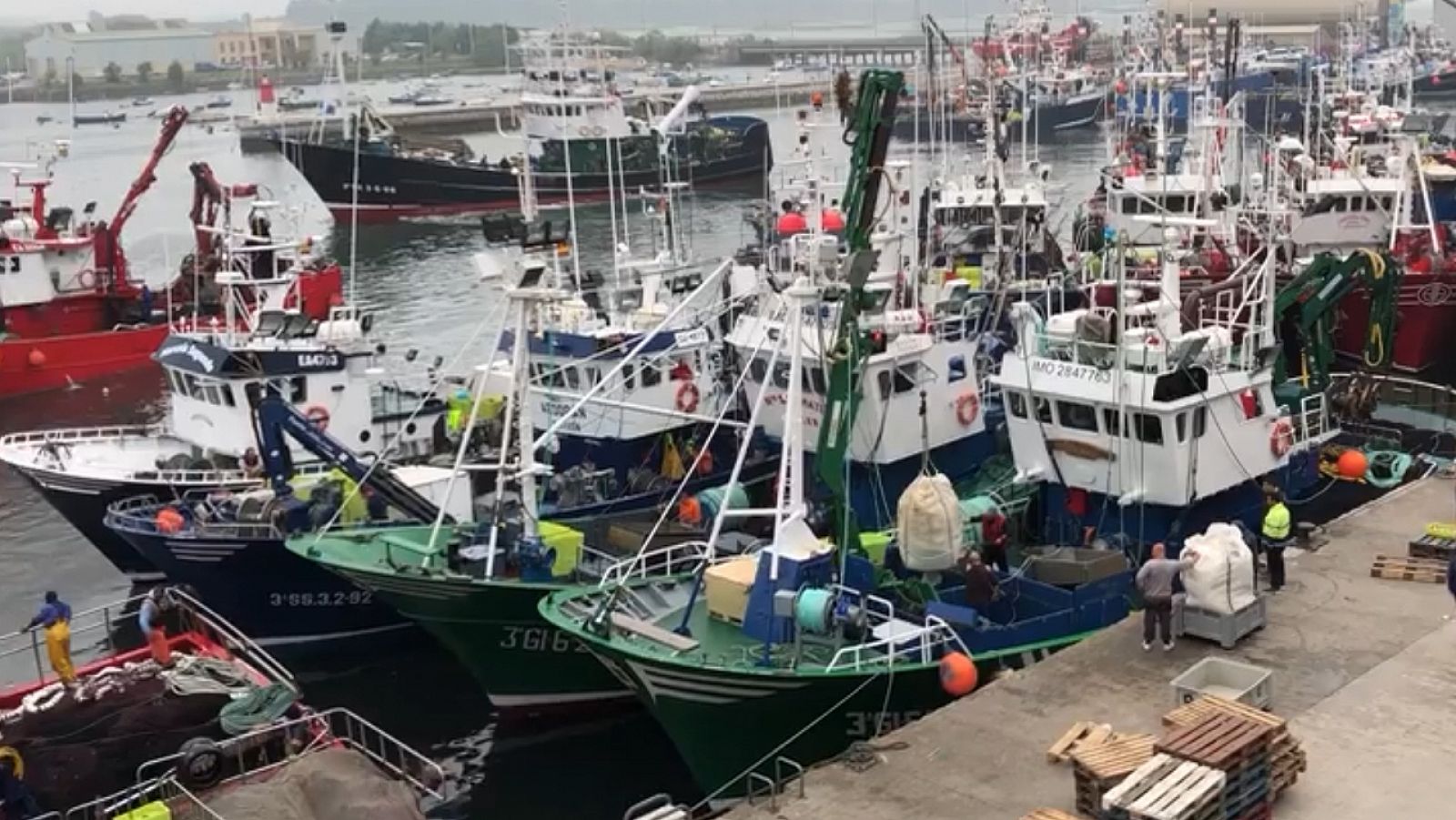 La flota pesquera sigue amarrada en Cantabria