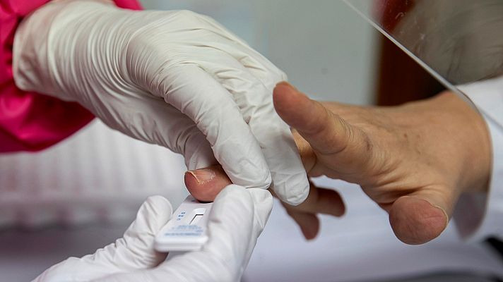 Telediario 1 - La atención primaria sigue en primera fila de riesgo mientras los contagios por coronavirus entre sanitarios superan los 27.500