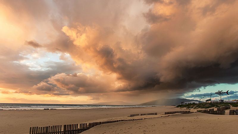 Lluvias y tormentas en la mitad oeste peninsular y riesgo por viento en León, Palencia y Ávila - ver ahora 