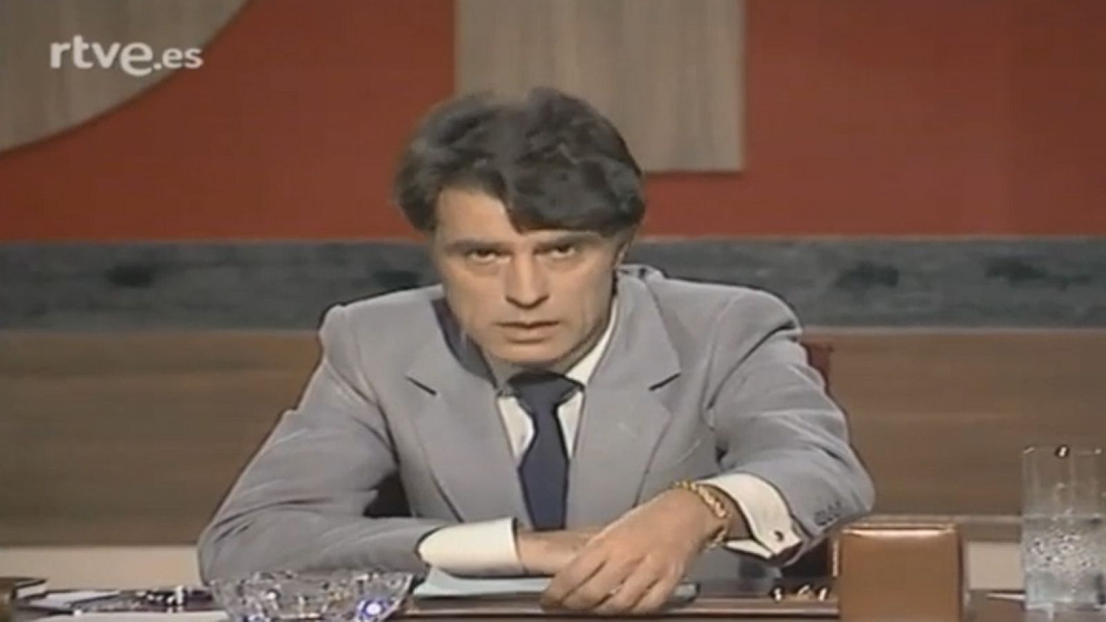 Jesús Hermida abre 'Su turno' (1981) con el vocabulario de los pasotas - Su turno | Ver