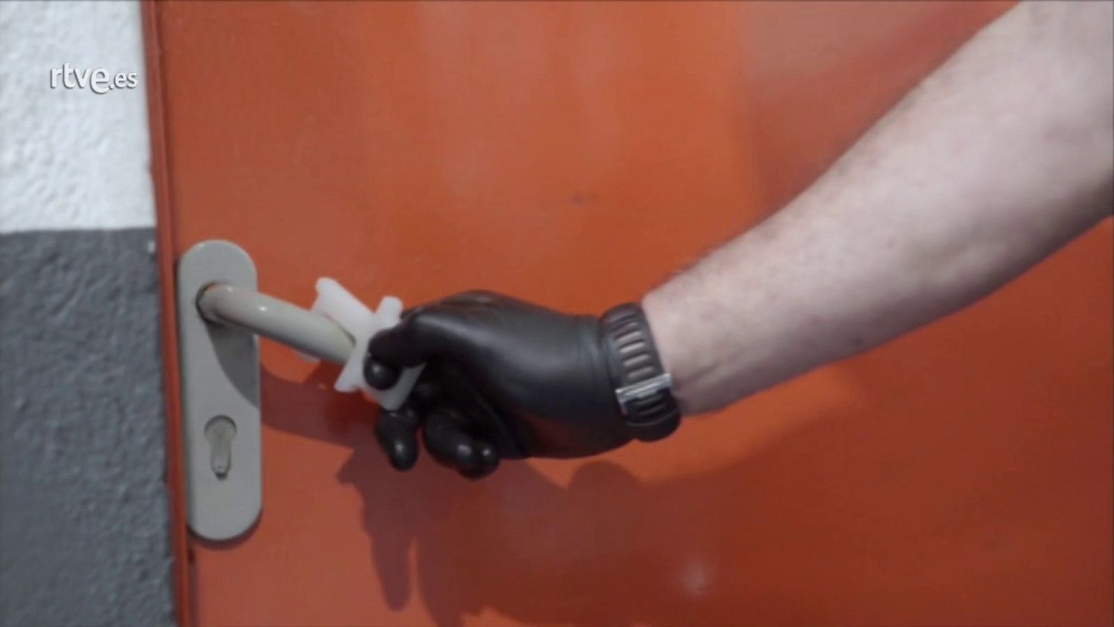 Empresas gallegas donan 10.000 llaves sanitarias para manipular puertas y pulsadores sin contacto