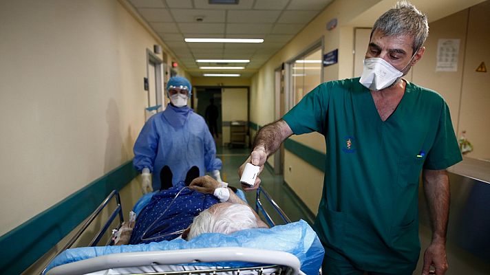 Telediario 1 - La "anomalía griega": 2100 casos y algo más de 100 fallecidos