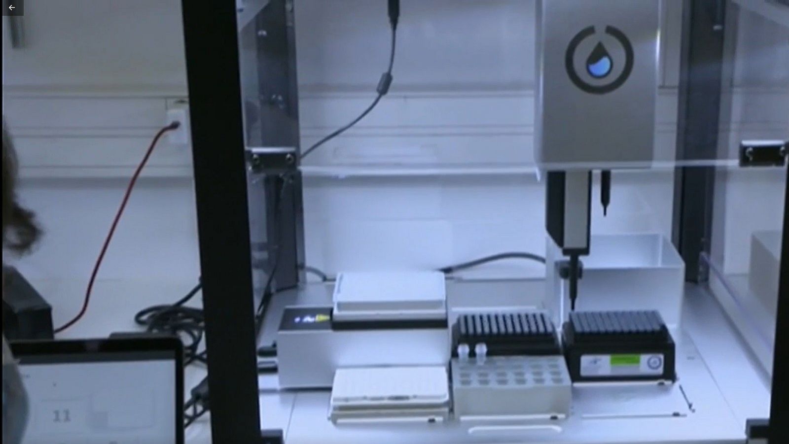 Varios hospitales ya disponen del superrobot que hce 2.400 PCR al día