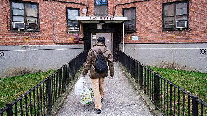 Telediario 1 - Estados Unidos alcanza en un mes 22 millones de solicitudes de ayudas por desempleo