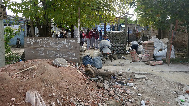 Confinados en sus casa precarias en villa miseria