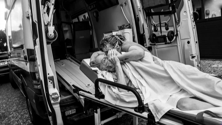 Telediario 1 - Rafa Chucharero, de fotografiar bodas a retratar lo más duro de esta pandemia con fines solidarios