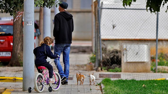 Gobierno y expertos barajan levantar el confinamiento de los niños