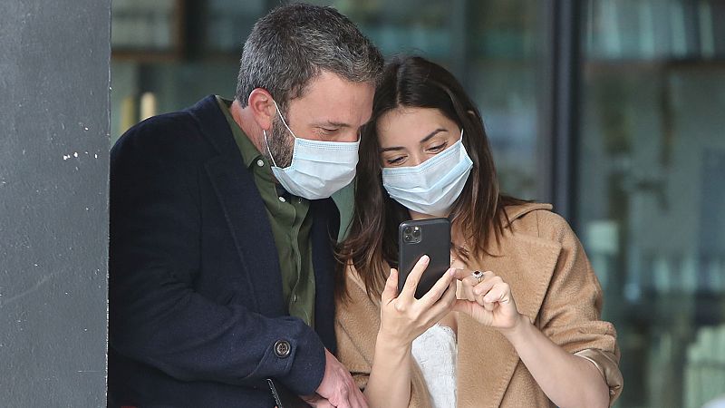 Ben Affleck y Ana de Armas, de paseo con mascarillas