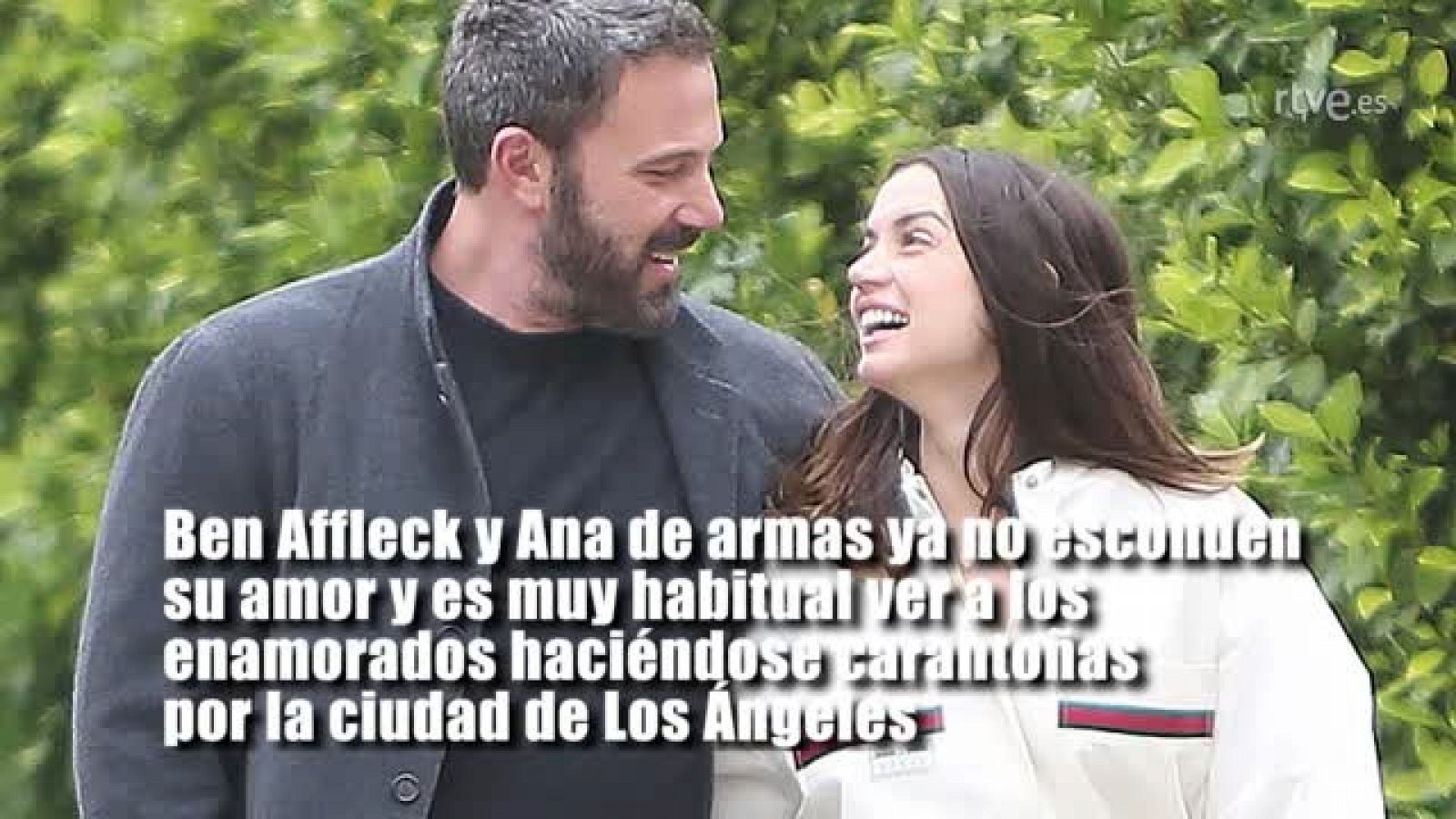 Ben Affleck y Ana de Armas, de paseo con mascarillas