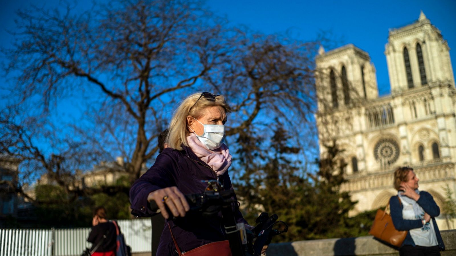 Francia prepara el desconfinamiento, mientras el Reino Unido descarta aún levantar restricciones