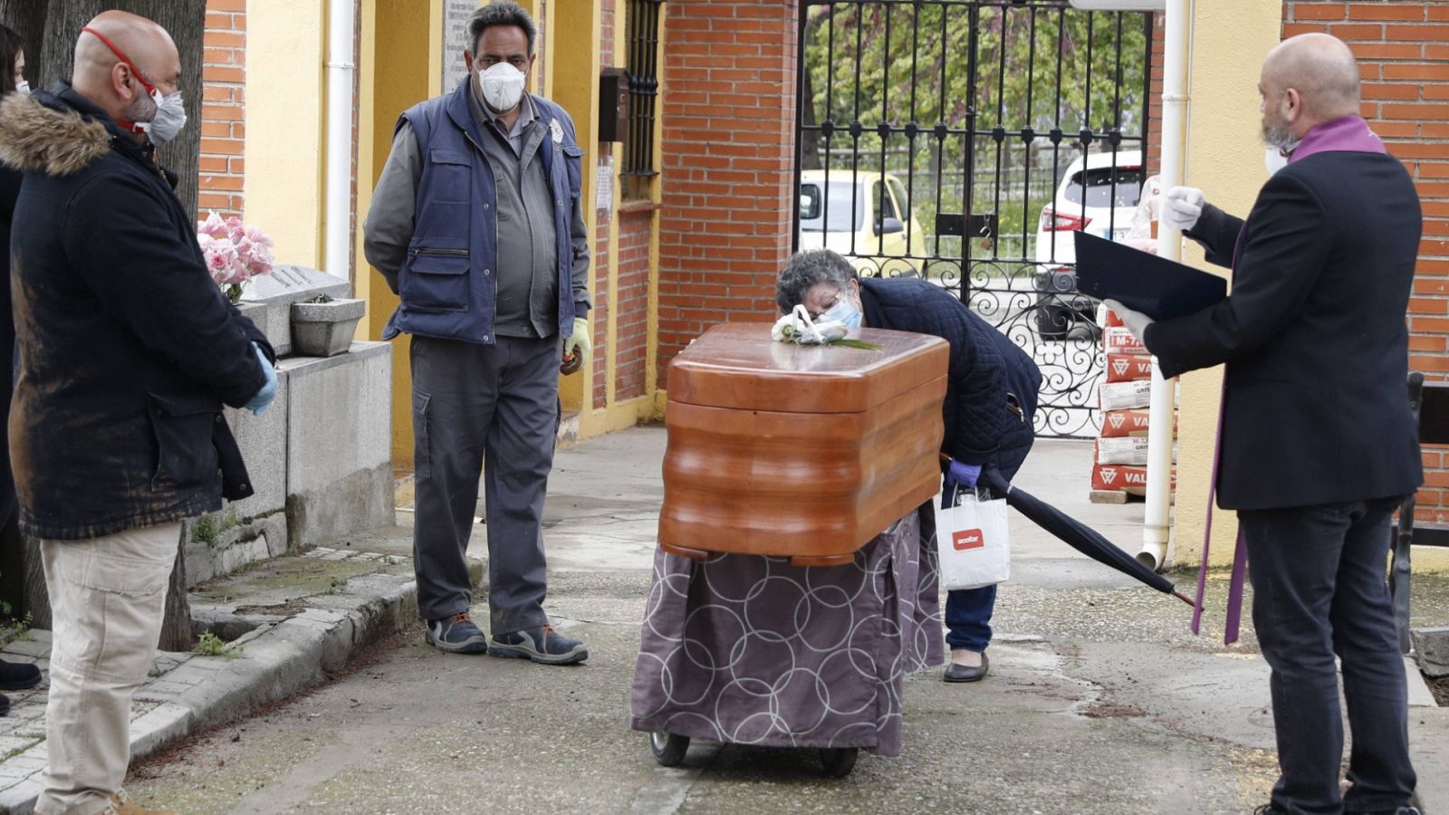 Las familias de los fallecidos con coronavirus comparten las palabras que no pudieron decirles - RTVE.es