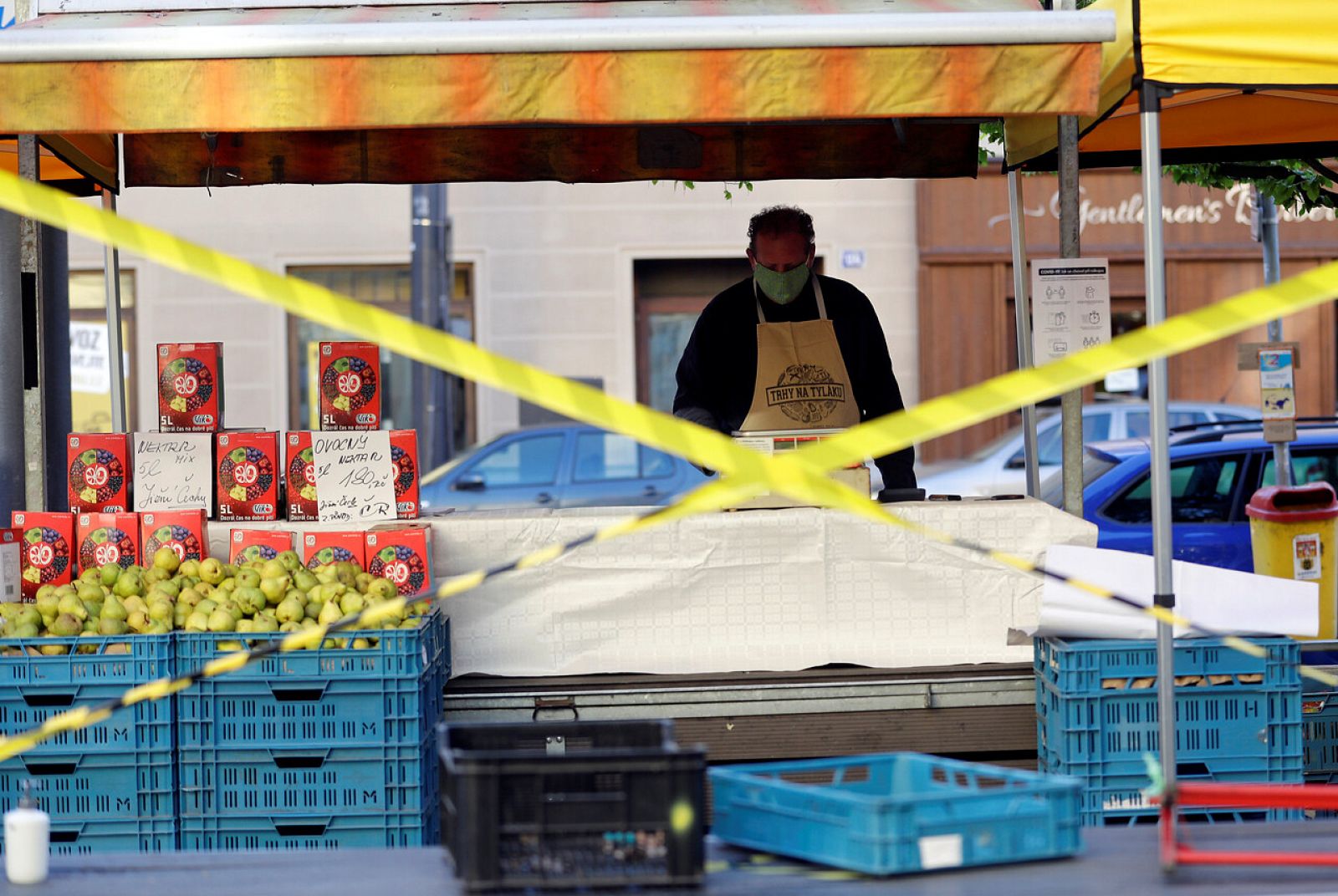 El contagio de Covid-19 es casi 20 veces más probable en espacios interiores -RTVE.es