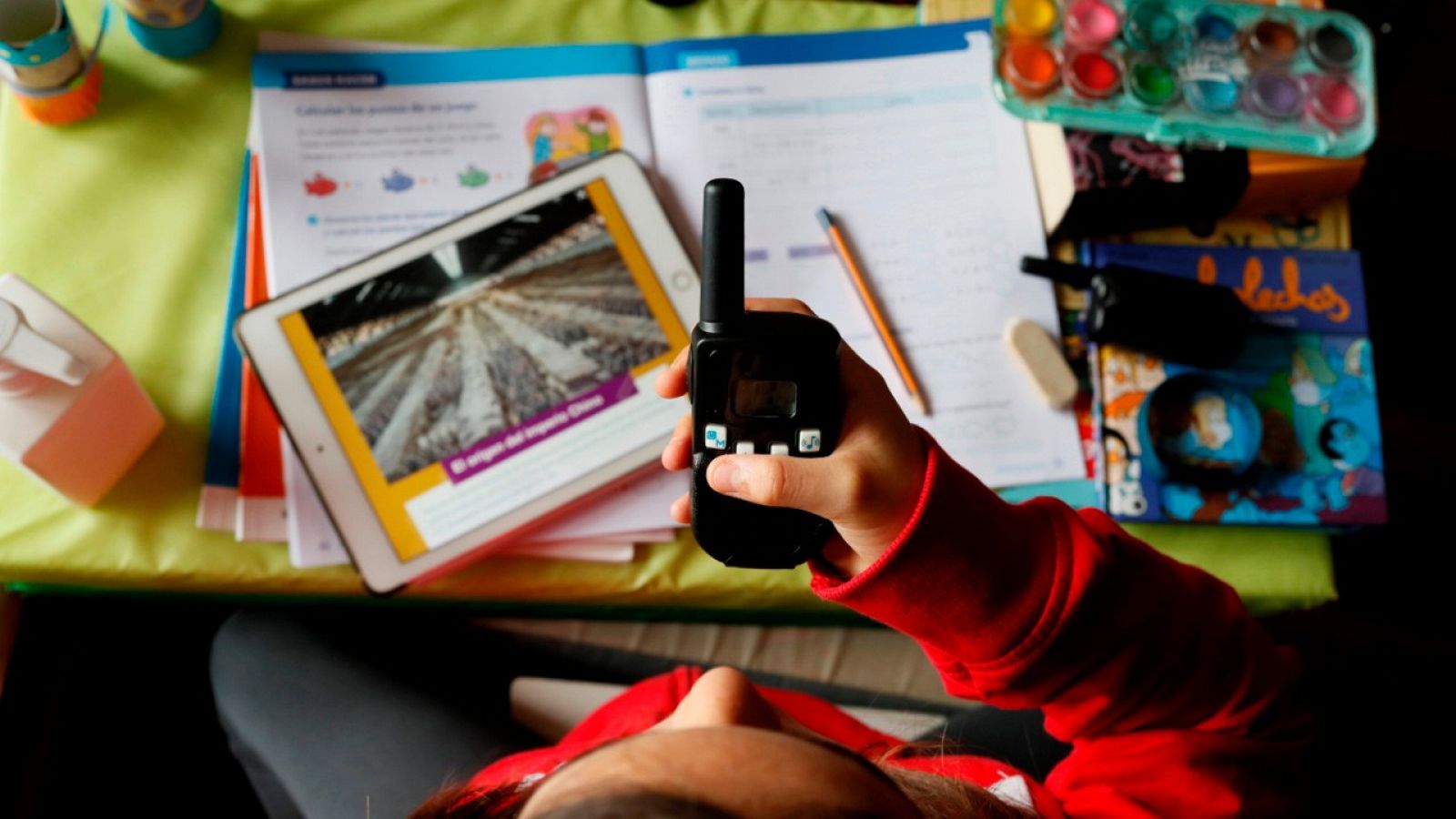 Clases con walkie talkies para suplir la falta de ordenadores