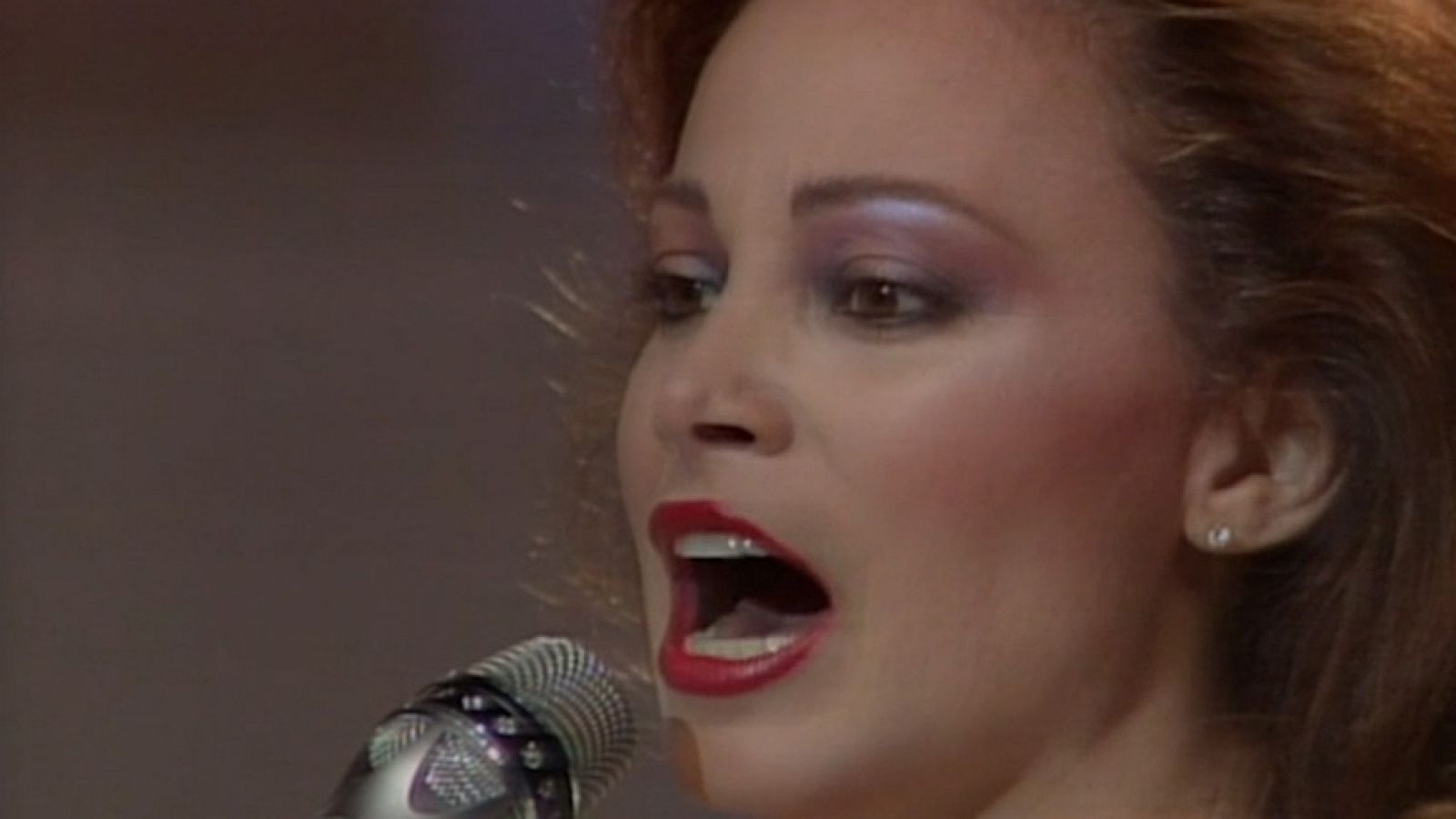 Festival de Eurovisión 1985 - Paloma San Basilio cantó "La fiesta terminó" - Festivales de Eurovisión en el Archivo de RTVE | Ver