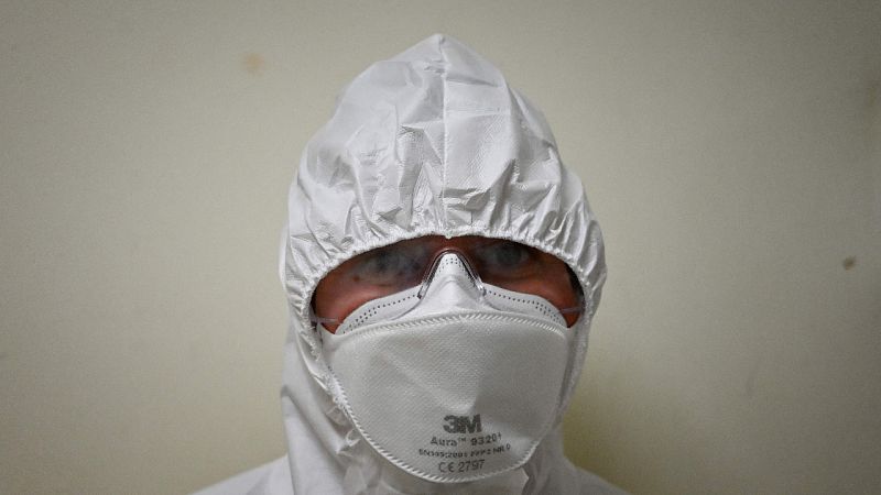 Manchas en la piel y urticaria, posibles síntomas del coronavirus | Ver