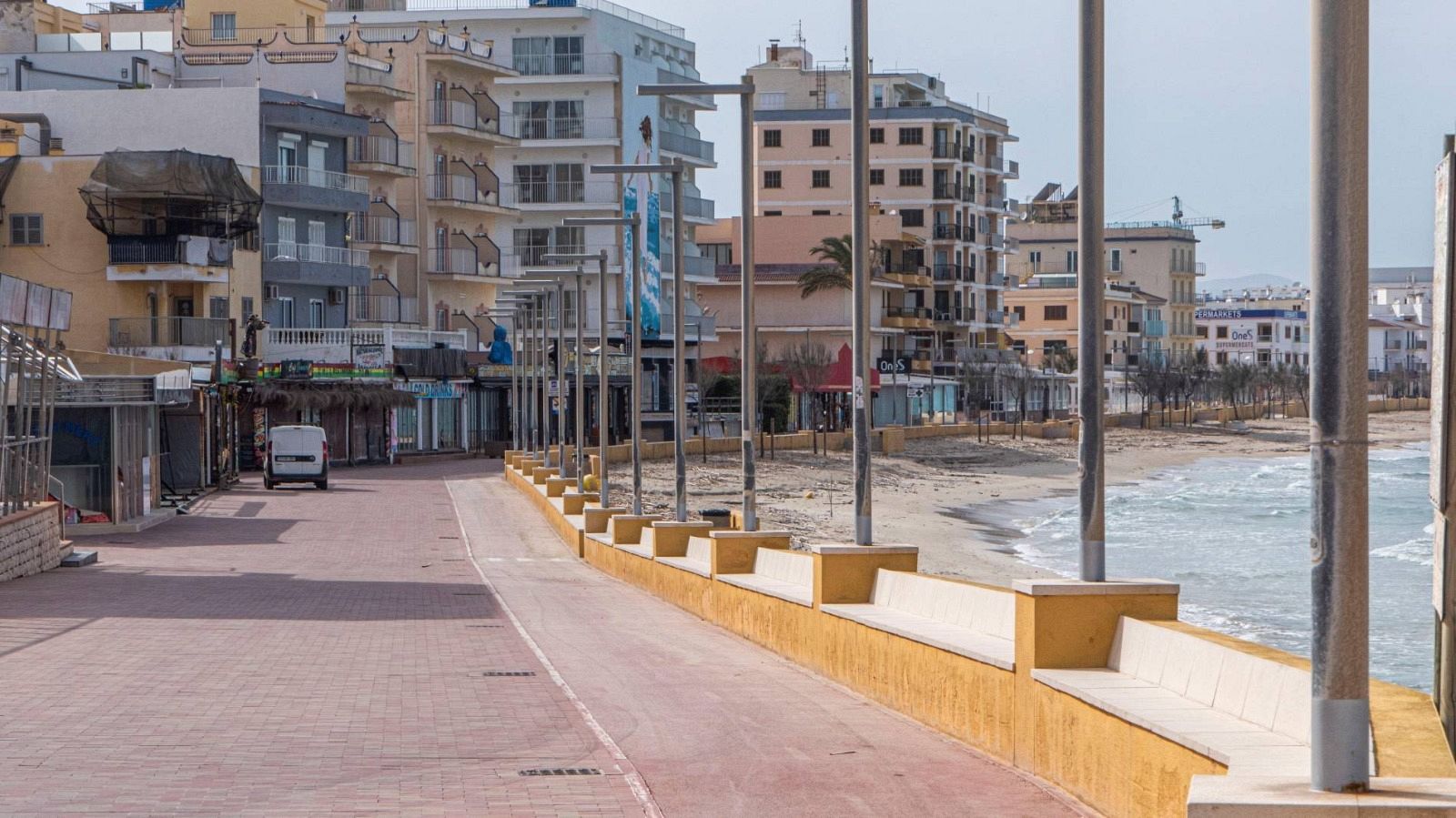 El Gobierno contempla un plan específico para rescatar al turismo de los estragos del coronavirus - RTVE.es - Telediario 1 | Ver