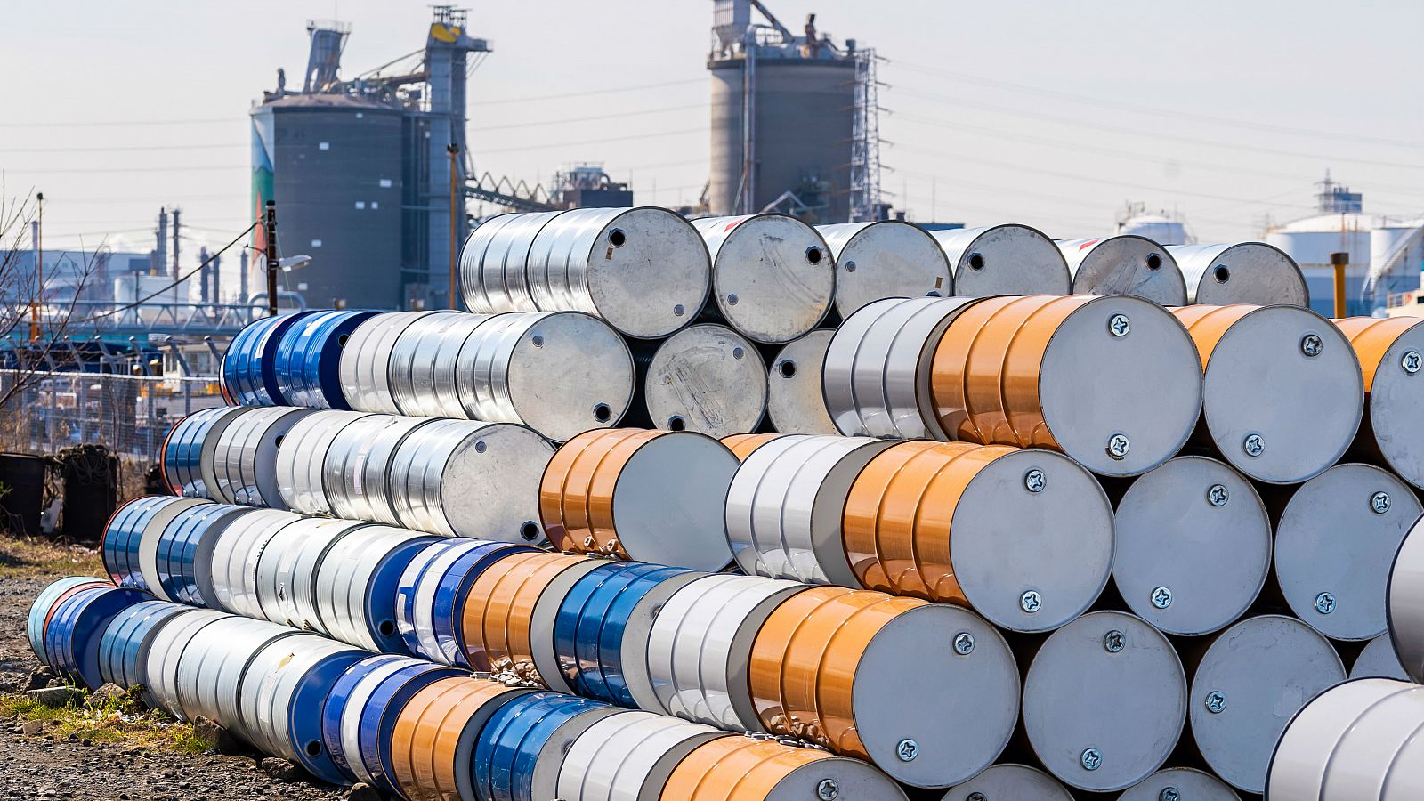 La cotización en negativo del petróleo de EE.UU. arrastra al Brent,  aunque sigue en números verdes - RTVE.es - Telediario 1 | Ver