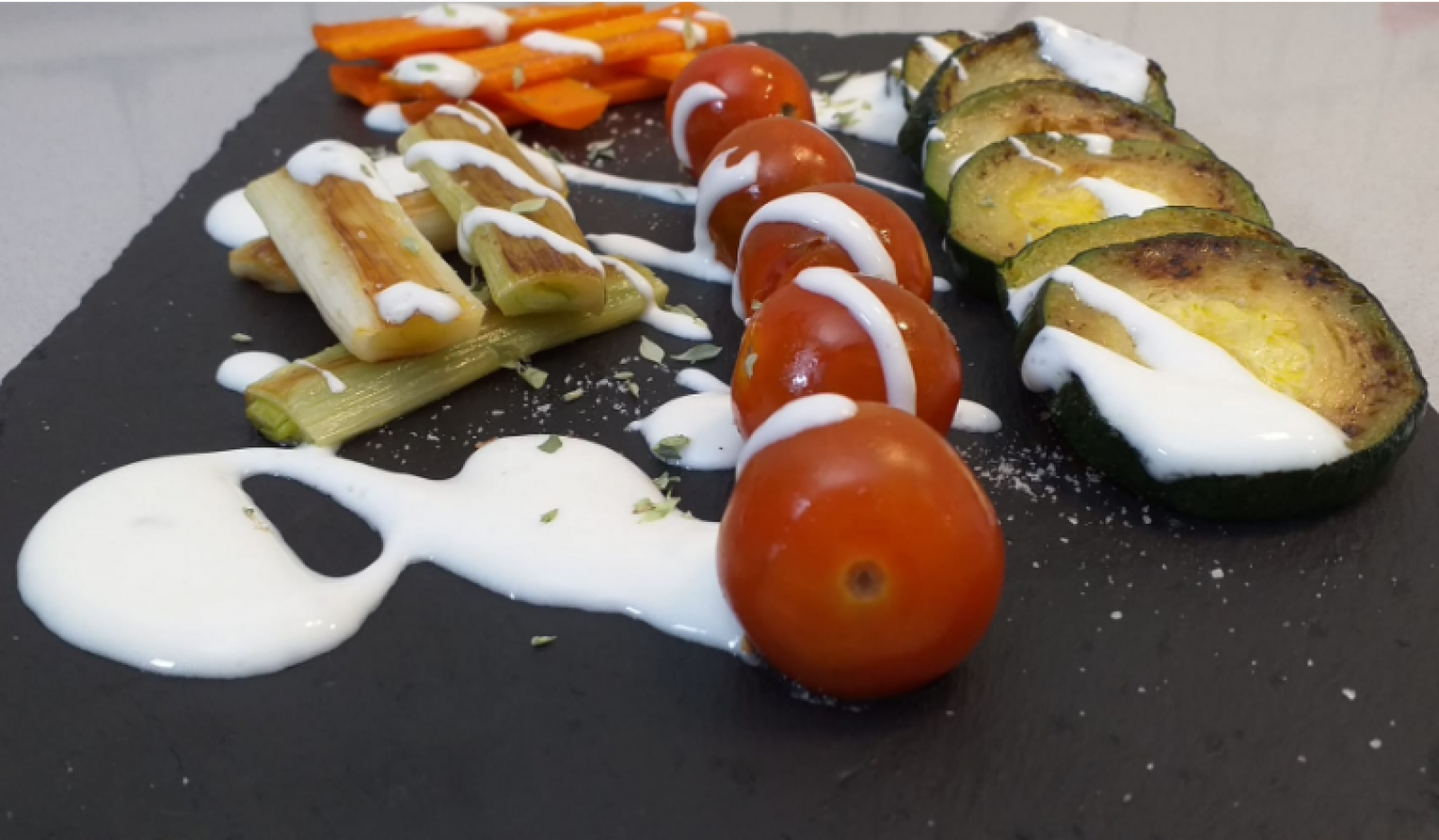 Receta de parrillada de verduras con salsa de yogur - España Directo | Ver