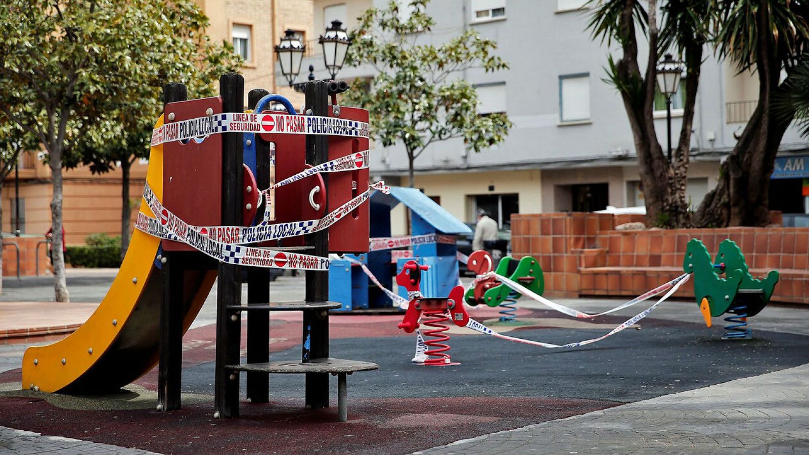 El Gobierno rectifica y los niños menores de 14 años podrán salir a dar paseos a partir del domingo - RTVE.es