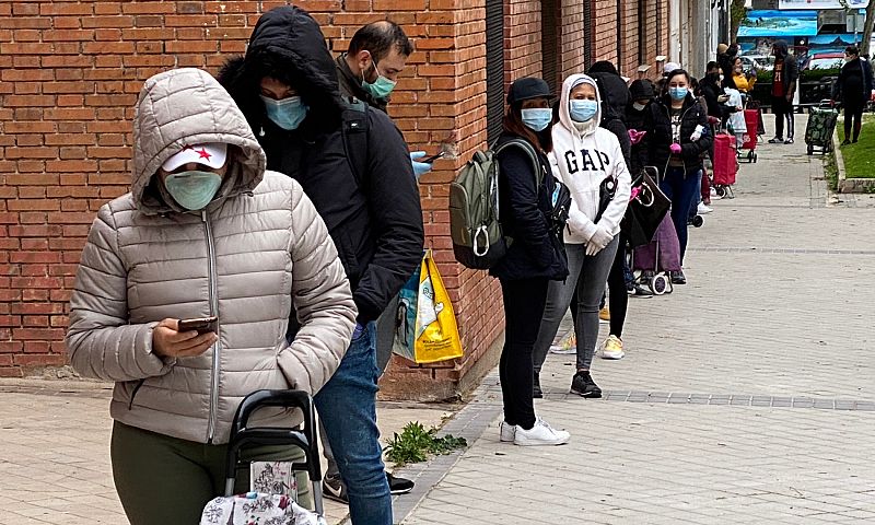 Cientos de personas hacen colas para conseguir comida en Madrid