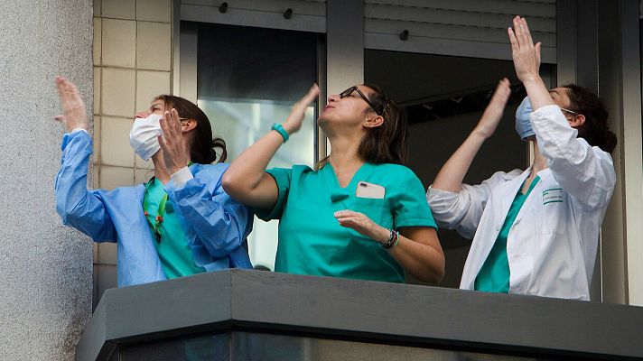 Telediario 1 - Continúan los aplausos tras más de un mes de confinamiento