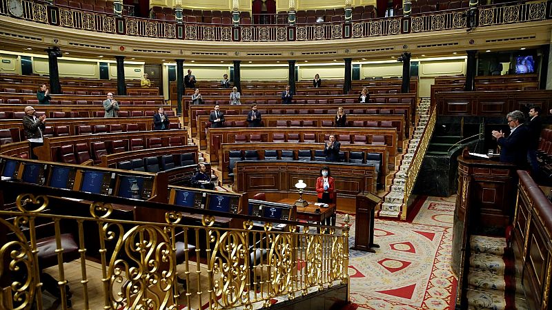 Los diputados se suman a los aplausos a los sanitarios que luchan contra el coronavirus