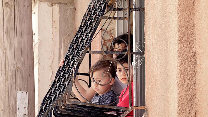 Telediario 1 - El Gobierno estudia que hasta tres niños puedan salir acompañados por un adulto con el que convivan