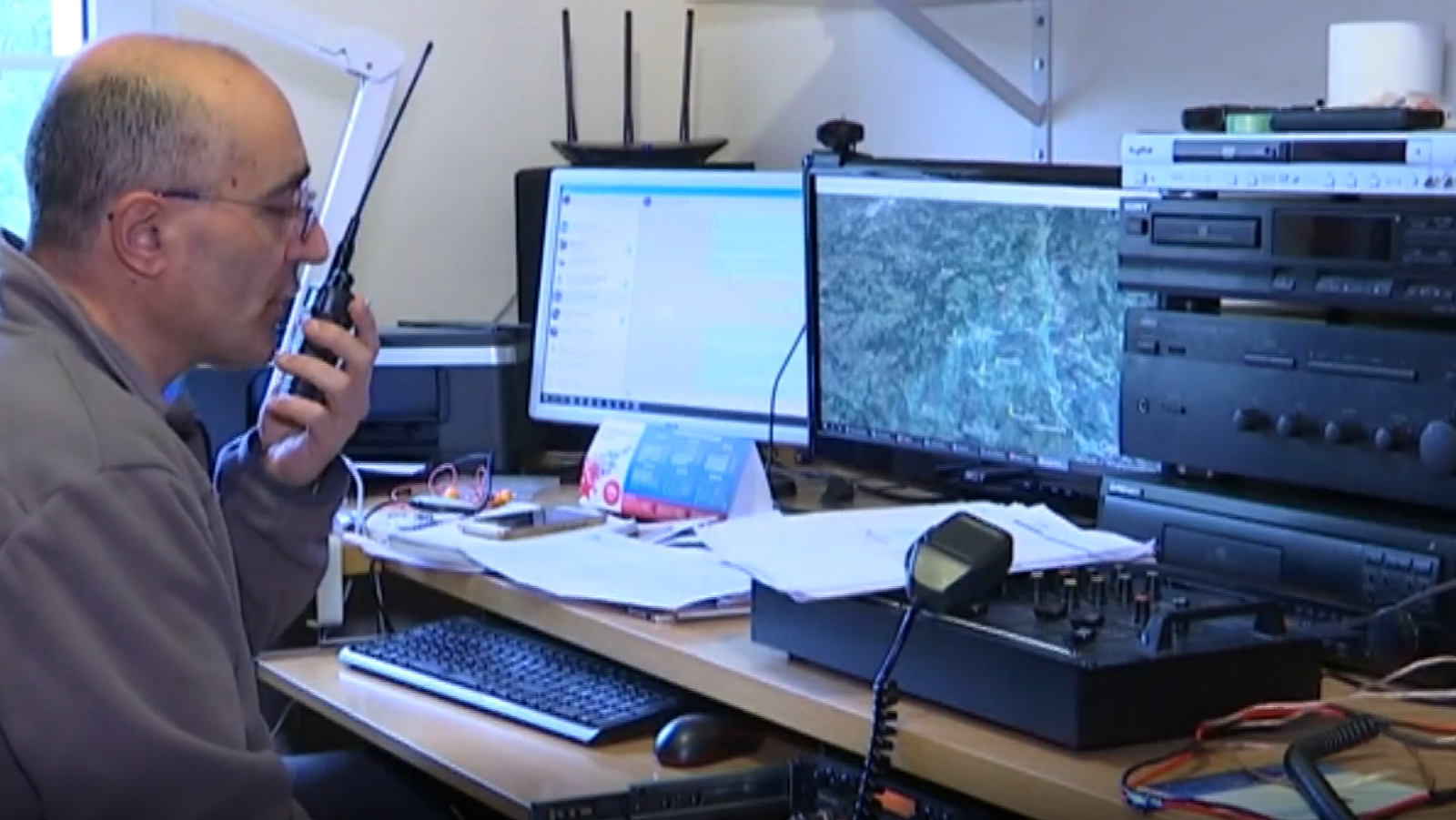 A falta de cobertura, los alumnos de un pueblo de Lugo continúan las clases con 'walkie talkies' - RTVE.es - Telediario 1 | Ver