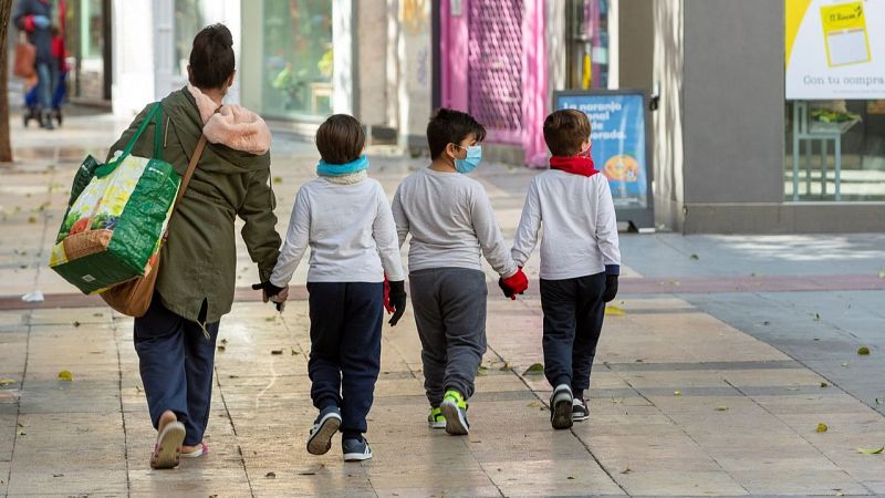 Iglesias: "A partir del domingo, los niños de hasta 14 años podrán salir una vez al día, durante una hora, y en un radio de un kilómetro"