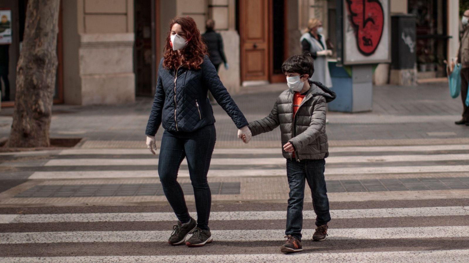 Así serán los paseos con niños: una vez al día, una hora, con juguetes y acompañados de un adulto responsable