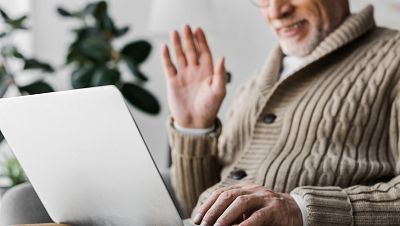 Estudiantes de bachillerato de Amorebieta, en Bizkaia, mantienen contacto virtual estos dias con los ancianos de una residencia. Llevan seis aos trabajando con ellos en un proyecto intergeneracional pero ahora el confinamiento provocado por el coron