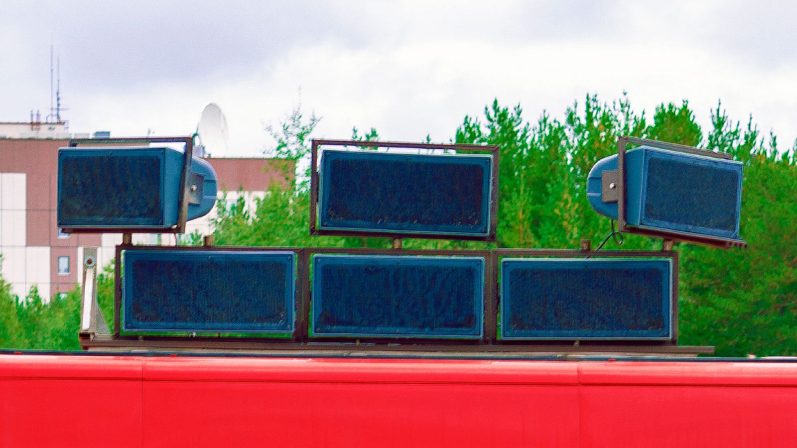 La iniciativa se llama "Voces de Bruselas". Un autobús acude a muchos hogares trasladando mensajes de voz grabados por sus seres queridos, para suavizar así las consecuencias del confinamiento provocado por el coronavirus. En Bélgica hay más de 42.70