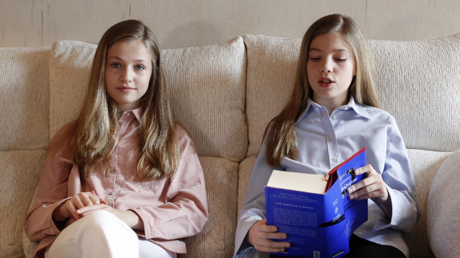Leonor y Sofía leen 'El Quijote' y mandan un mensaje de ánimo a los niños que lo pasan mal | Ver