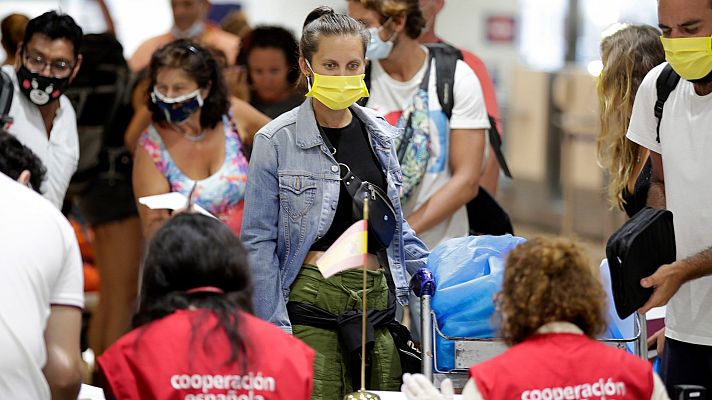 Aterrizan en Barajas 160 españoles que se quedaron atrapados en Filipinas: "Llevamos tres días de viaje pero ya estamos aqui"