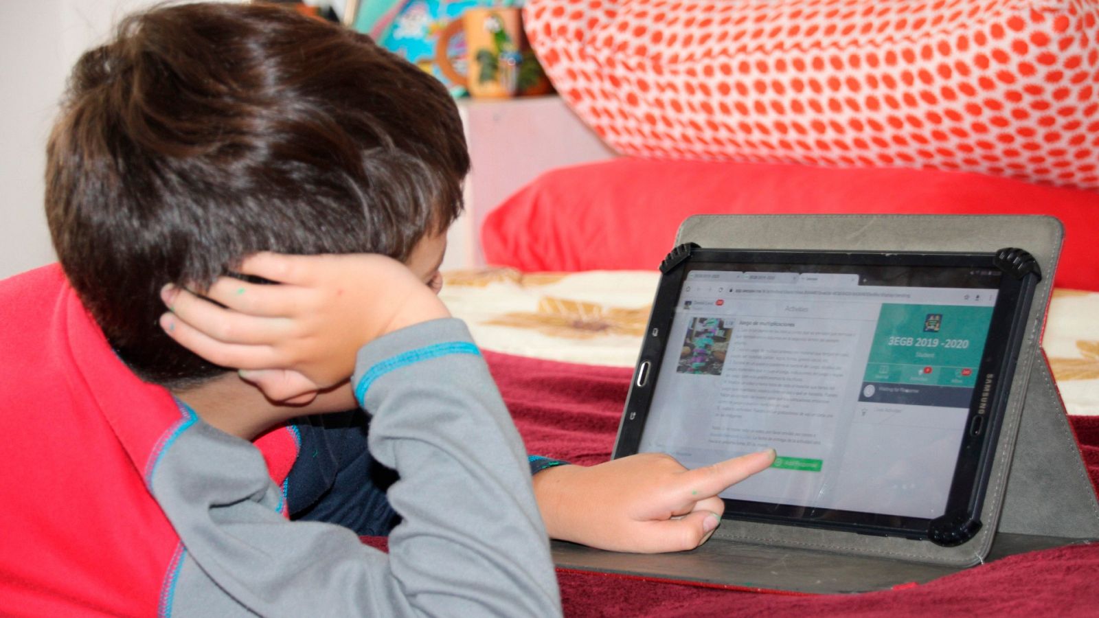 Salir con los niños a la calle: el miedo a dejar el confinamiento - RTVE.es - Telediario 1 | Ver